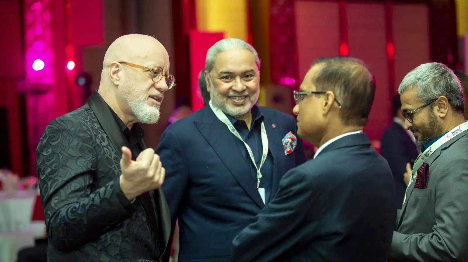 Brett King interacting with banking and finance professionals at the Bankers’ Meet 2025 event, organized by Filps, City Bank (Bangladesh), AB Bank (Bangladesh) and Prime Bank (Bangladesh) in Dhaka.